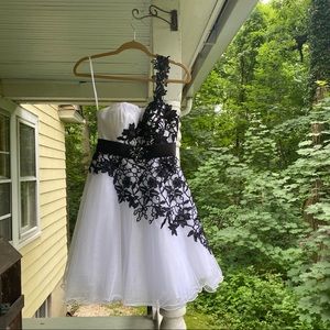 Adorable b&w party dress! Short and sweet 💕